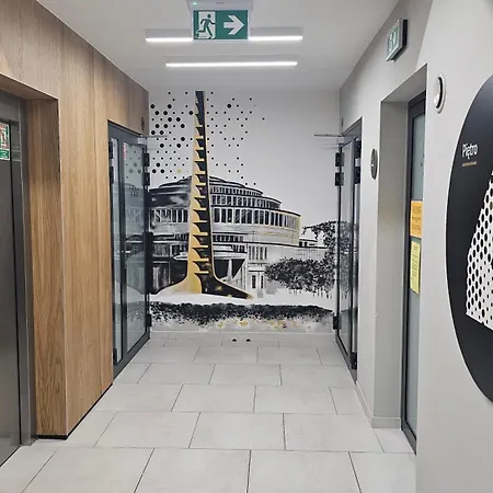 Nad Rzeką 73, Rynek 500 M