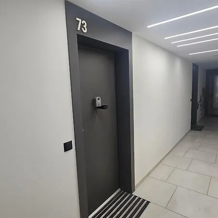 Nad Rzeka 73, Rynek 500 M *